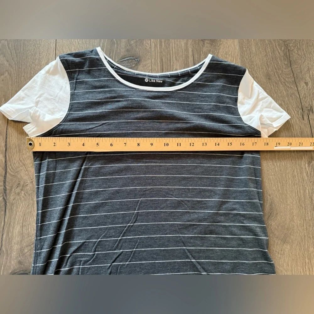 Lululemon Lightweight Athletic Short Sleeve shirt Size Small